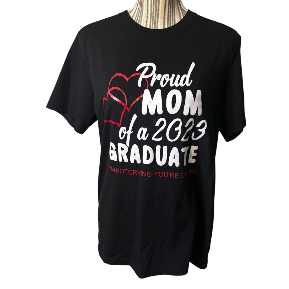 ‘Proud Mom of a 2023 Graduate' Tee Medium George Black w/ Red Hearts White